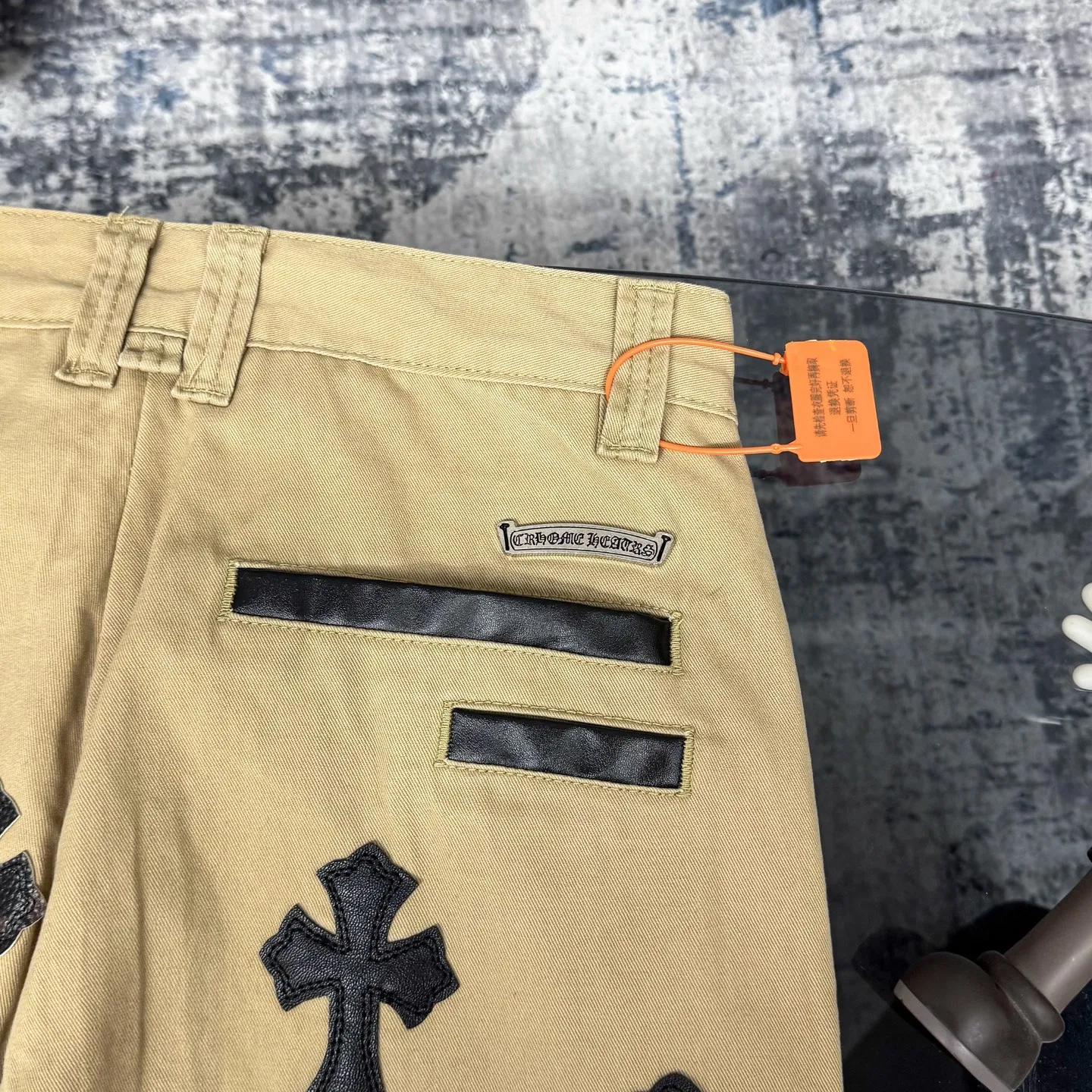 P260 Chrome Hearts/Chrome Hearts camouflage checkerboard horsehair cross patch leather jeans - Full of exploring the ultimate in fashion, Chrome Hearts' new Chrome Hearts pants cleverly integrate camouflage cross, checkerboard horsehair cross and other elements to break traditional boundaries. The clever fusion of Mattyboy’s same style, overalls and khaki jeans brings endless matching inspiration to fashionistas.  This pair of Croxin overalls not only presents a unique retro style, but also combines comfort and sophistication with its wide-leg, loose design. The mid-high waist design matches a lazy and casual style, which not only makes the legs longer but also maintains a casual feel, it is a must-have fashion choice for trendy men and trendy women.  Khaki overalls are unique in leather matching and color selection, making them the leader among overalls. Chrome Hearts' khaki cross chino casual pants have a prince-like aristocratic feel. The pants have 40 panels of leather and full texture. The W34 size is perfectly presented and has become the focus of the forefront of fashion. Whether it's for daily wear or a trendy try, these pants can bring you an excellent fashion experience.  Color: Khaki Size: 28 30 32 34 corresponding size s-xl